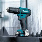 Parafusadeira-Furadeira-de-Impacto-a-Bateria-Makita-HP331DWYE-12-Volts